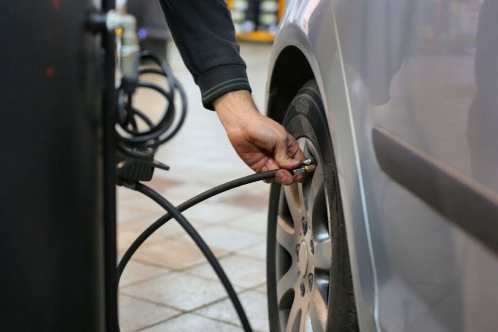 Inflating car tyre
