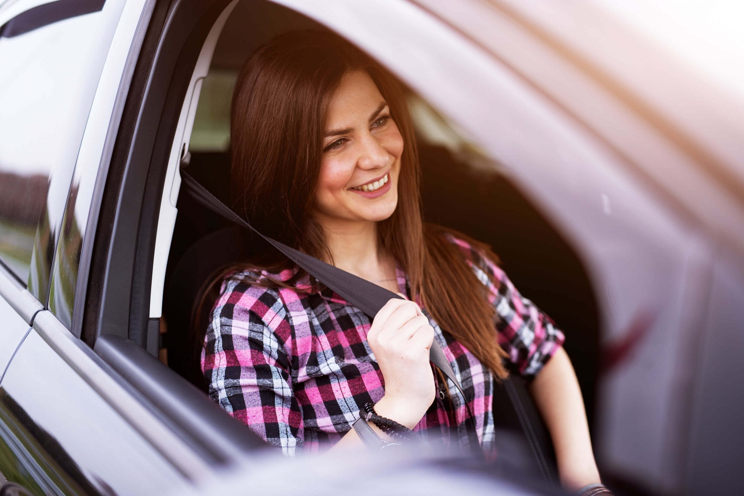 She drive a car now. Женщина за рулем фото. Девушка и авто стоковое изображение. Женщина в водительском кресле. Stock в автомобиле.